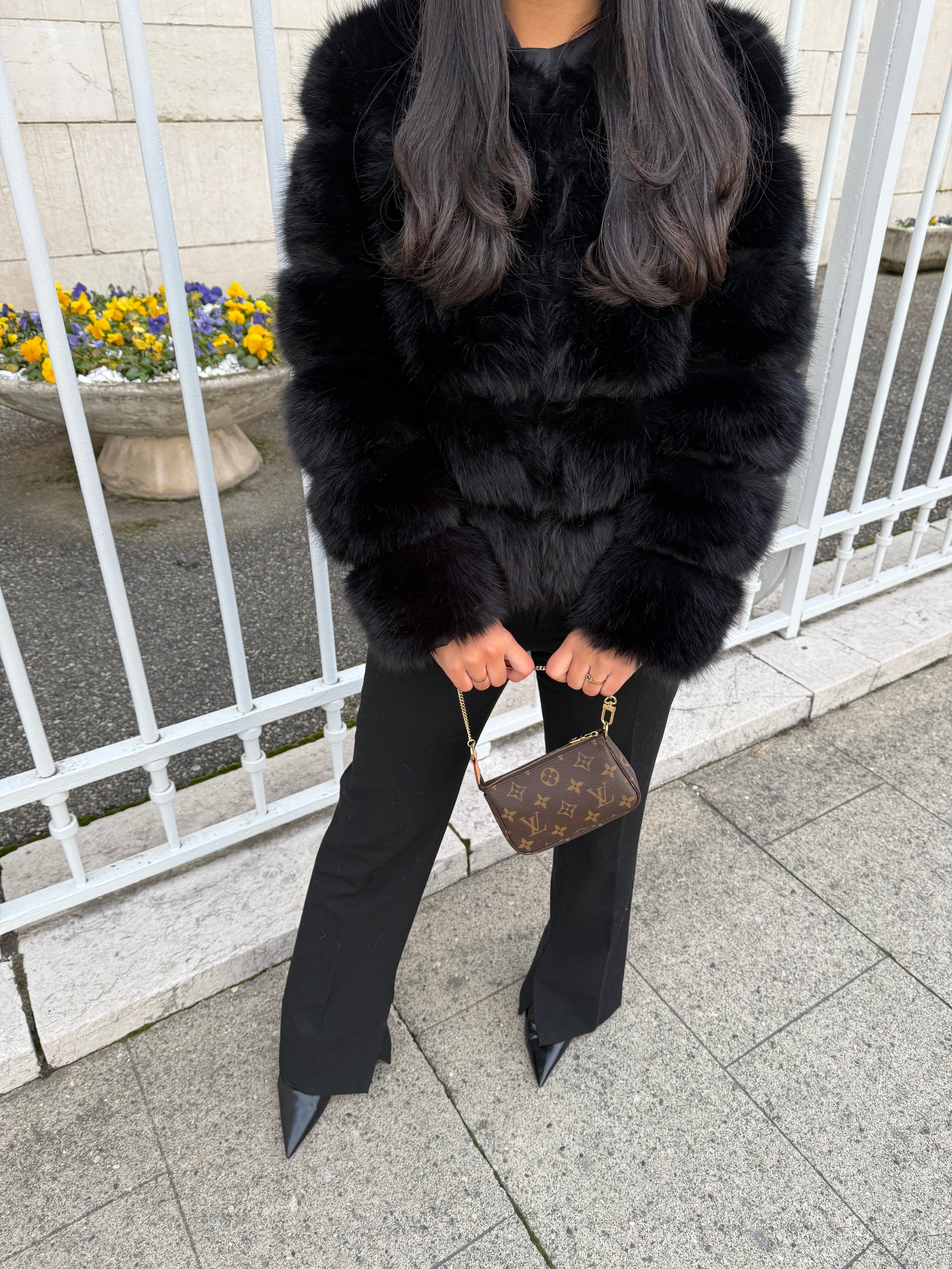 LONG-SLEEVED BLACK FUR