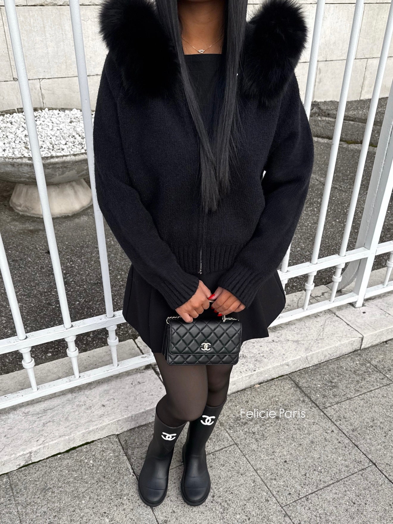 GILET NOIR AVEC CAPUCHE EN FOURRURE