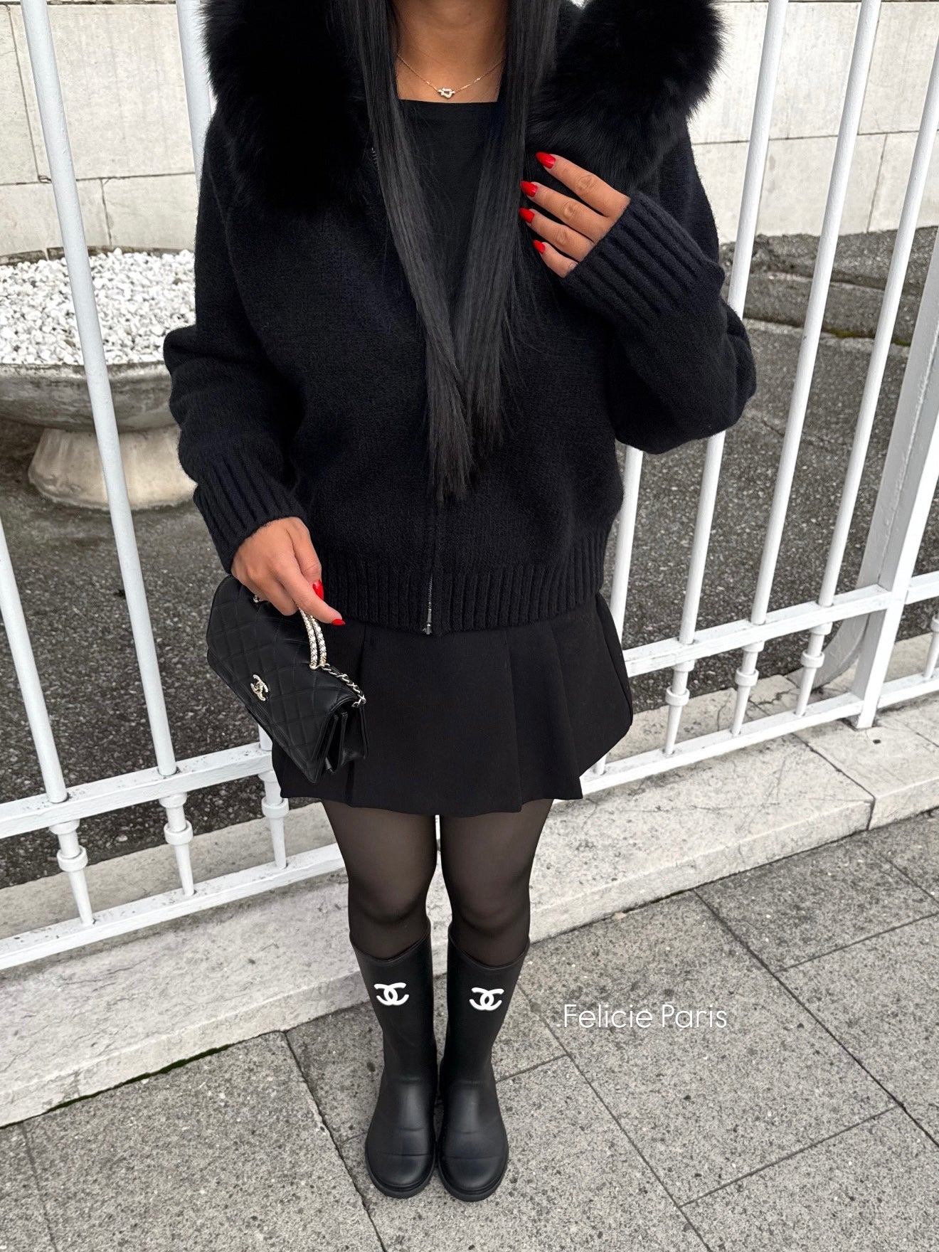 GILET NOIR AVEC CAPUCHE EN FOURRURE