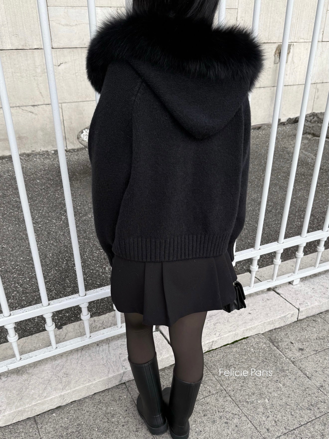 GILET NOIR AVEC CAPUCHE EN FOURRURE