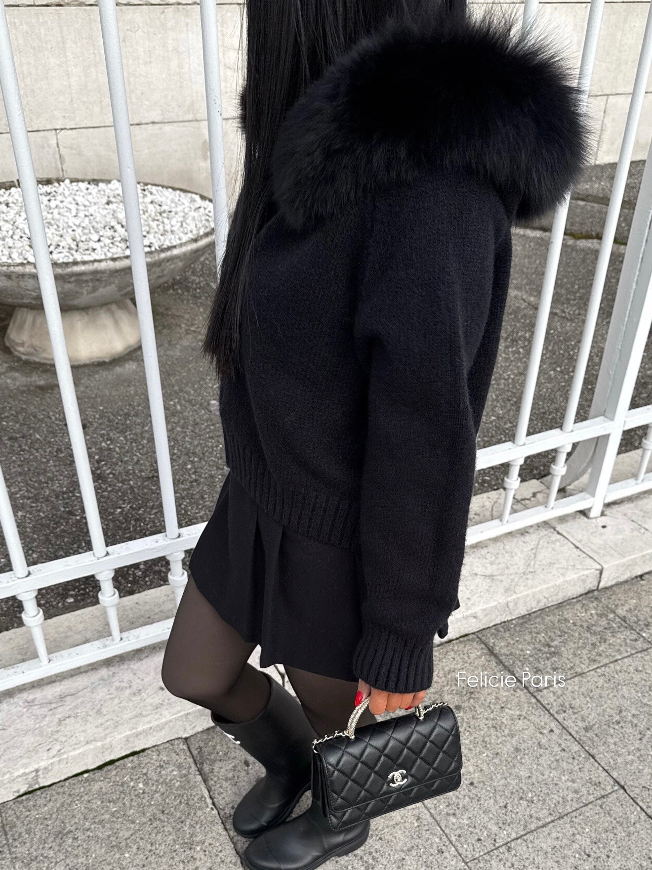 GILET NOIR AVEC CAPUCHE EN FOURRURE
