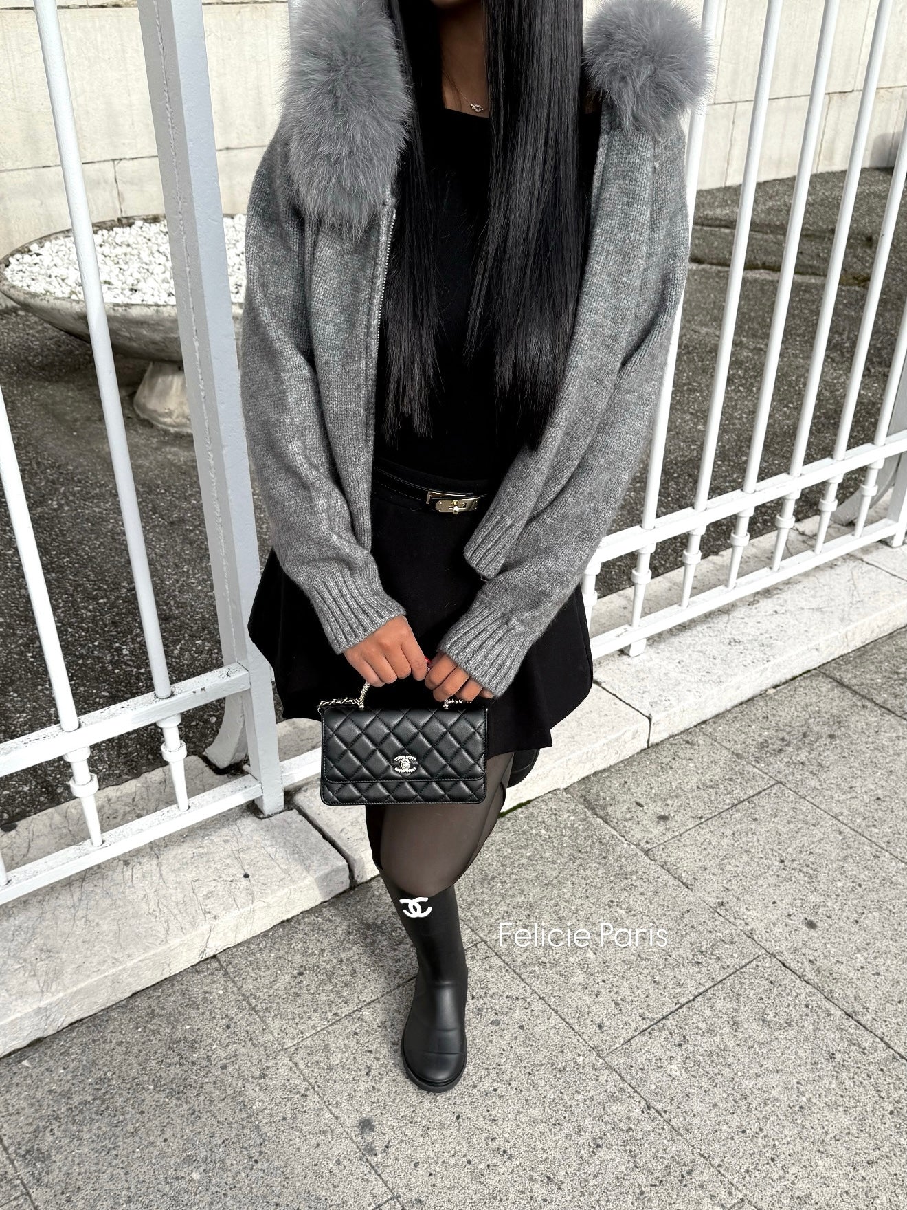 GILET GRIS AVEC CAPUCHE EN FOURRURE