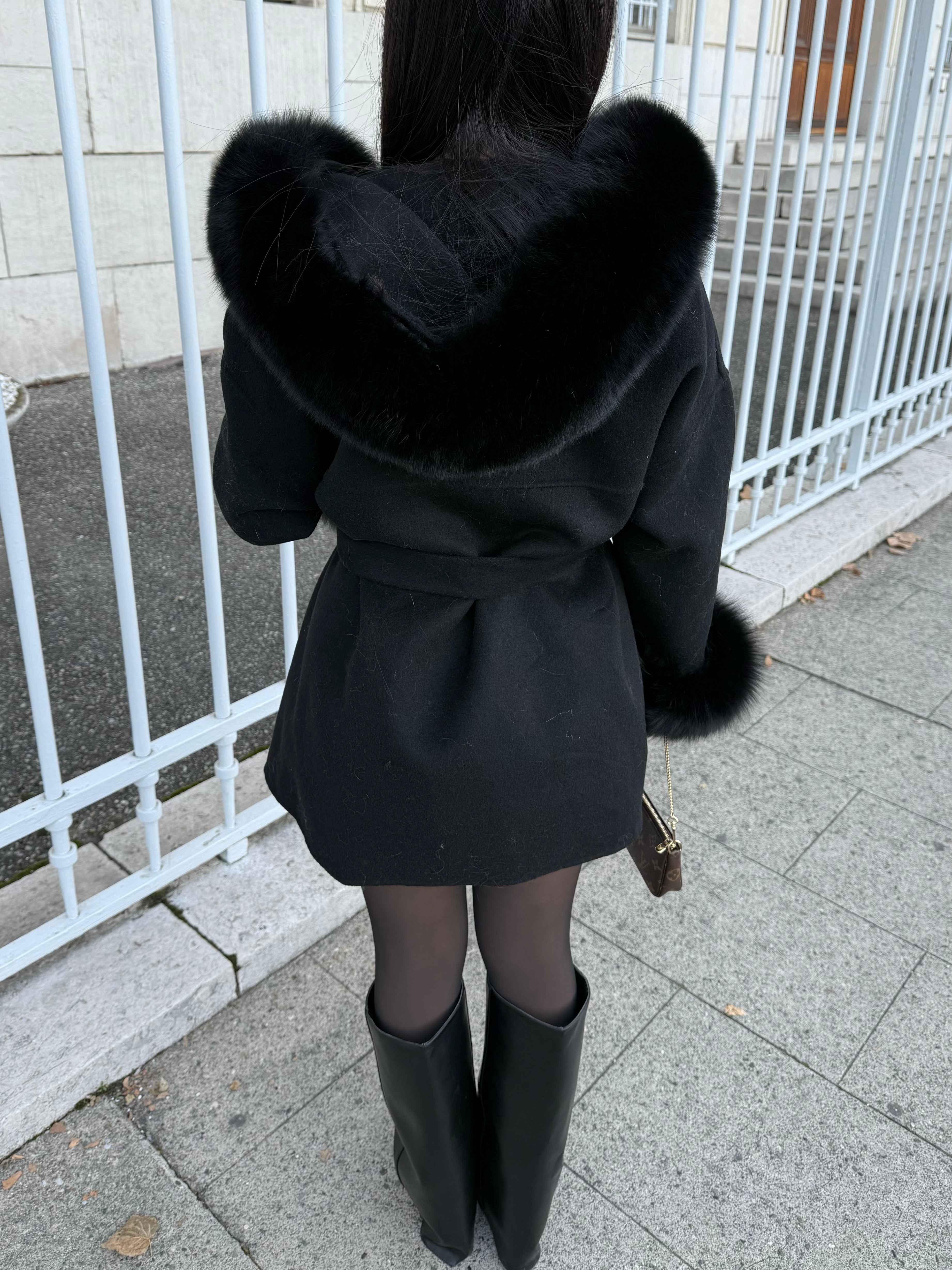 SCHWARZER WOLL- UND PELZMANTEL MIT KAPUZE