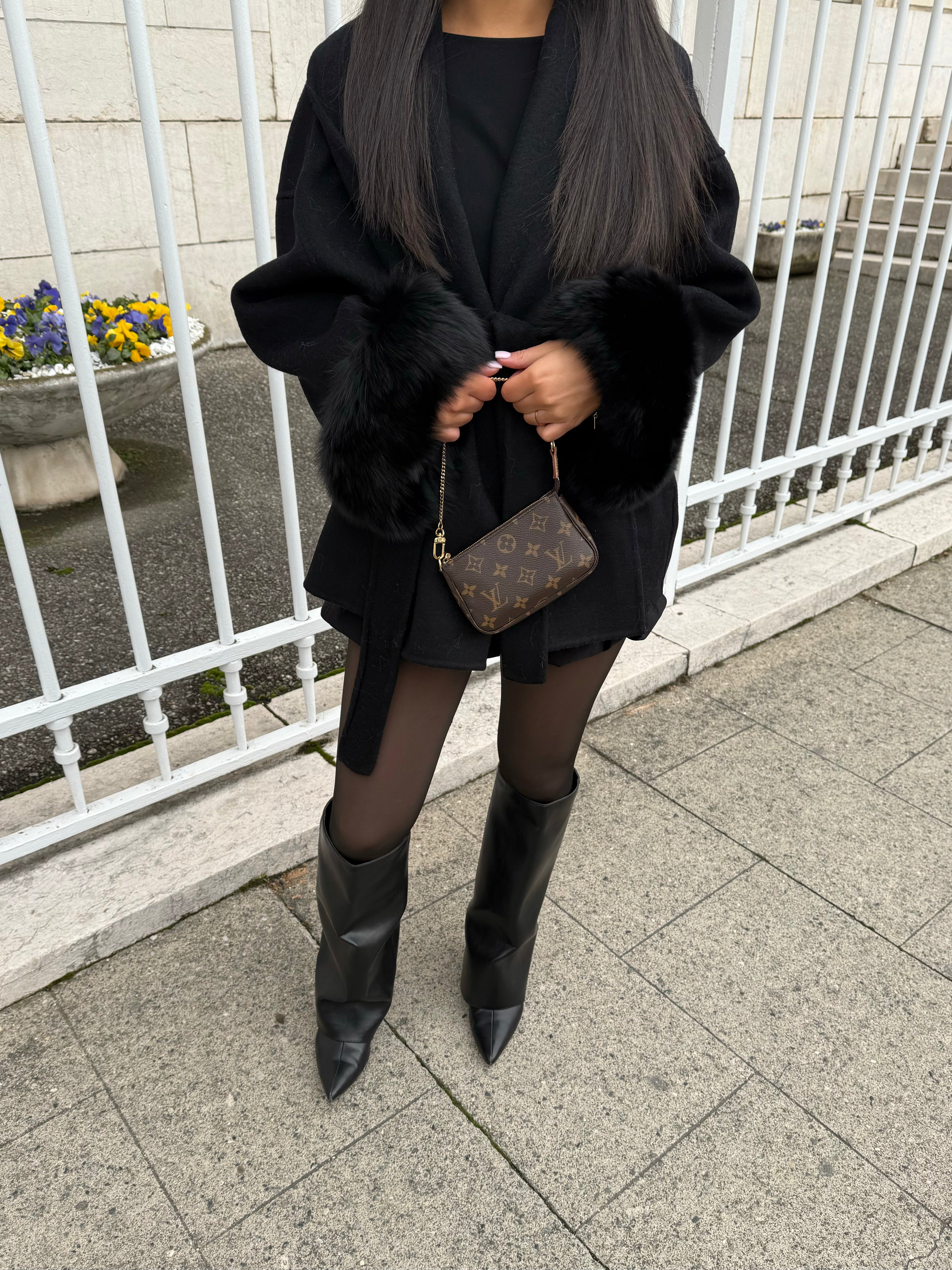 MANTEAU EN LAINE NOIR À FOURRURE