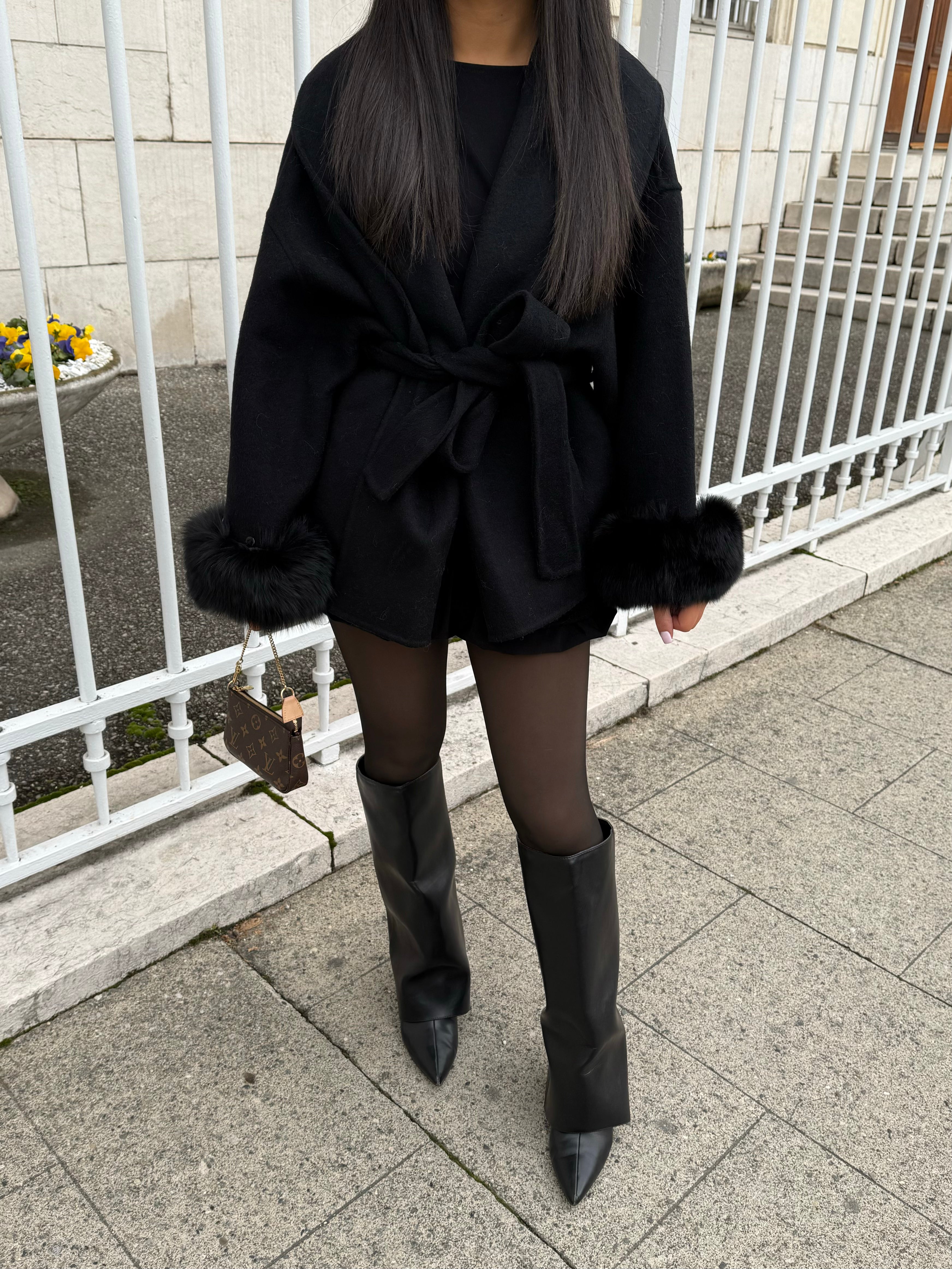 MANTEAU EN LAINE NOIR À FOURRURE