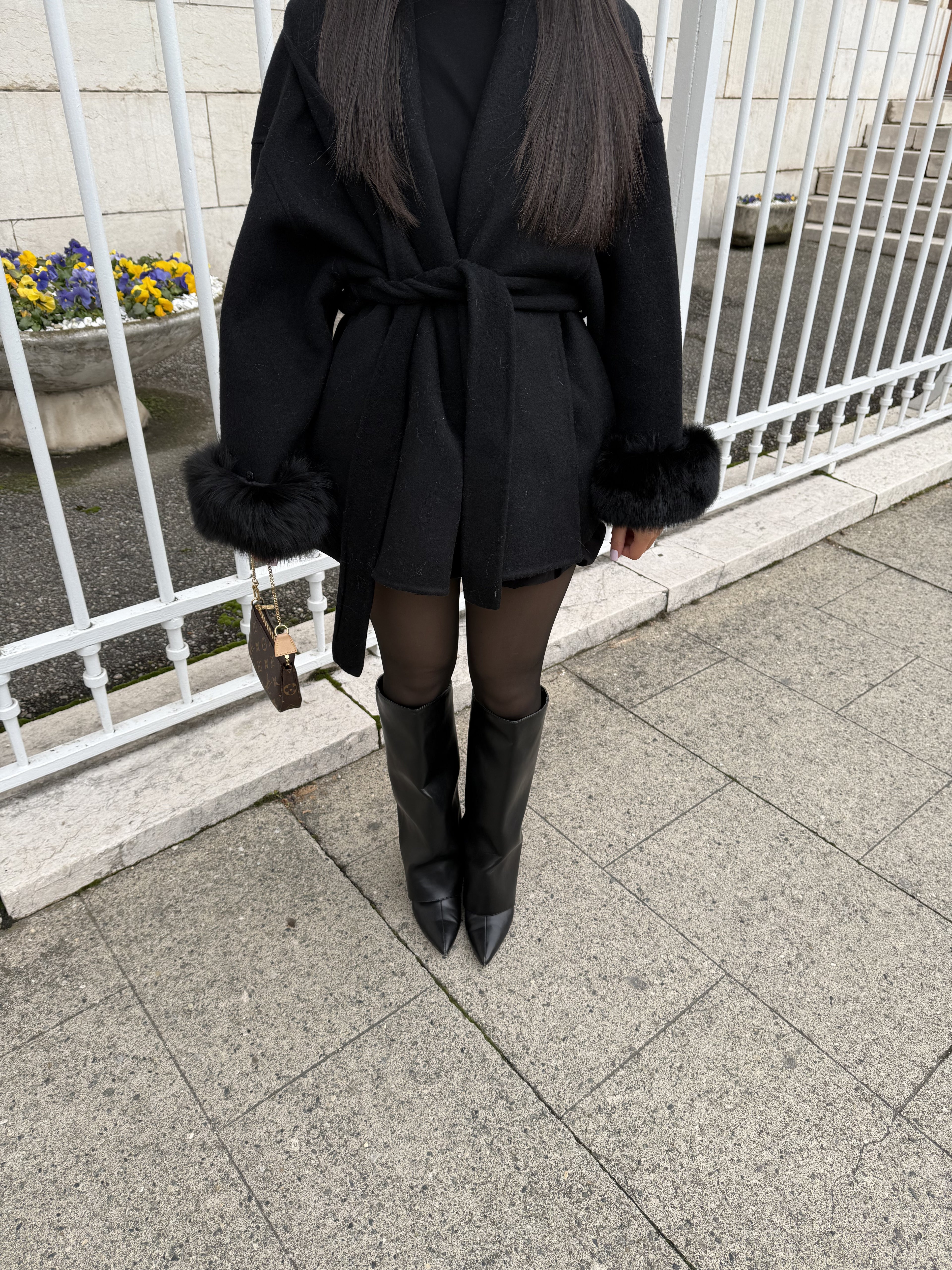 CAPPOTTO IN LANA NERA CON PELLICCIA
